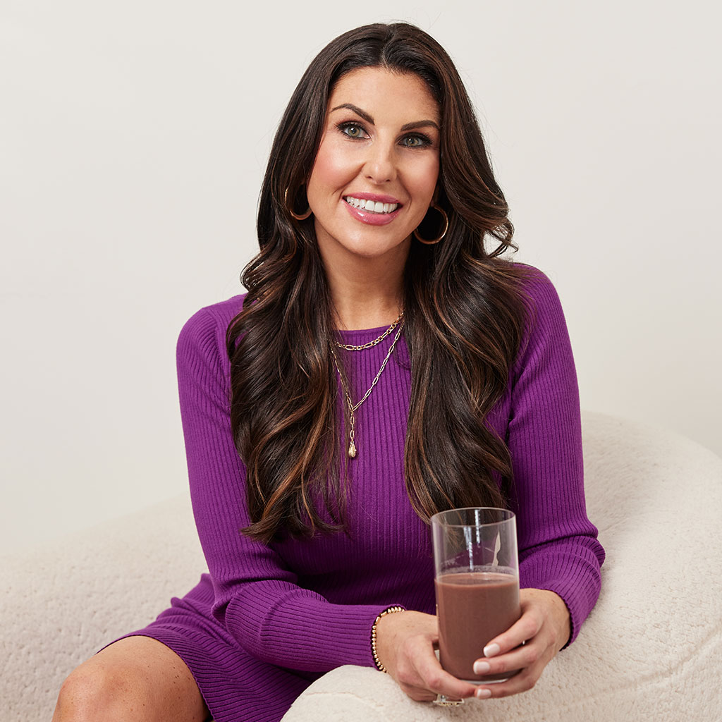blender-bites-founder-chelsie-hodge-holding-1-step-drink blender-bites-founder-chelsie-hodge-holding-1-step-drink